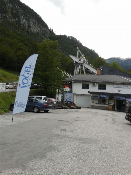 Macesen bar - před vchodem